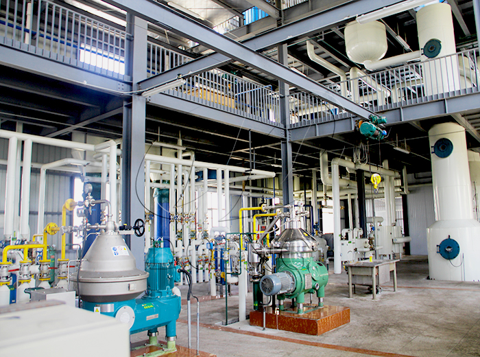 What are the main components of sunflower oil refining equipment?